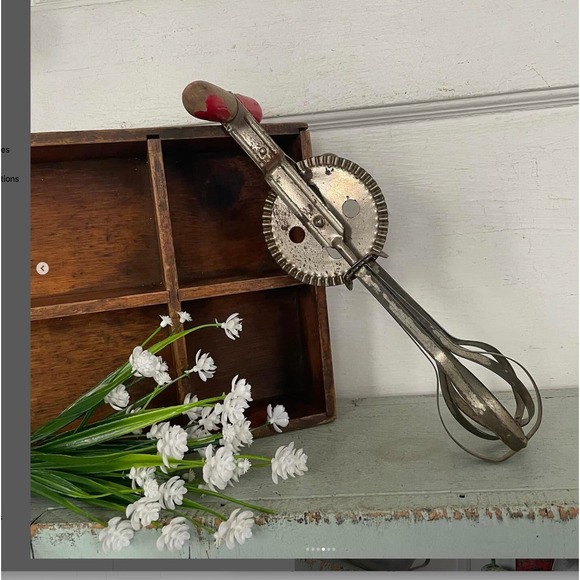 Vintage Red Wood Handled Egg Beater Farmhouse Kitchen Well-Loved Patina - Picture 4 of 6
